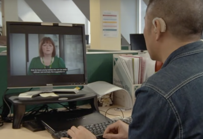 Personne malentendante regardant une vidéo sous-titrée sur son ordinateur