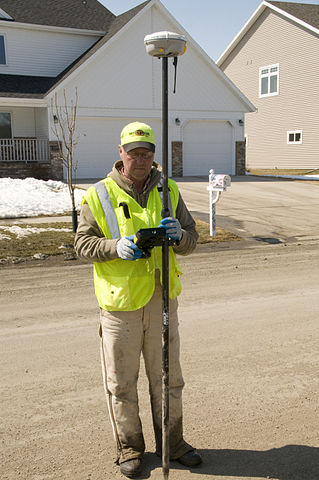 Exemple d'un récepteur GNSS monté sur une canne.