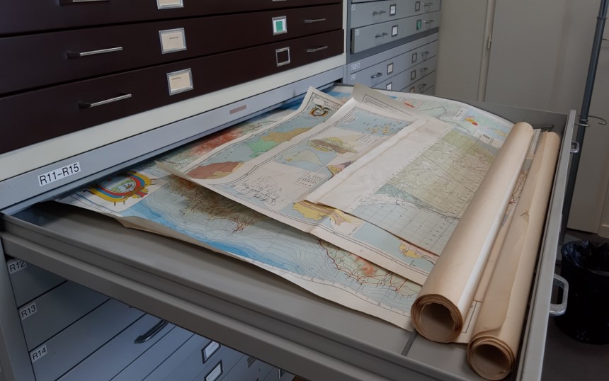 Tiroir contenant plusieurs cartes.